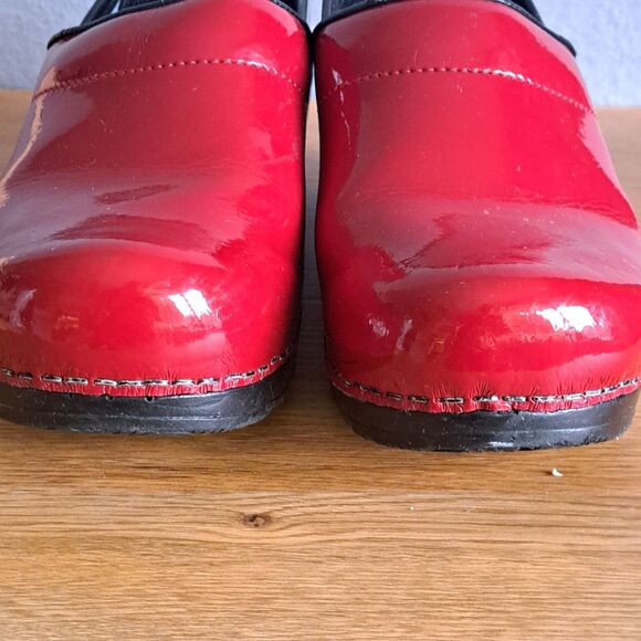 Sanita Pro Piper Women’s 6.5 7 US EU 37 Red Dye Patent Clogs Comfort - Picture 2 of 12